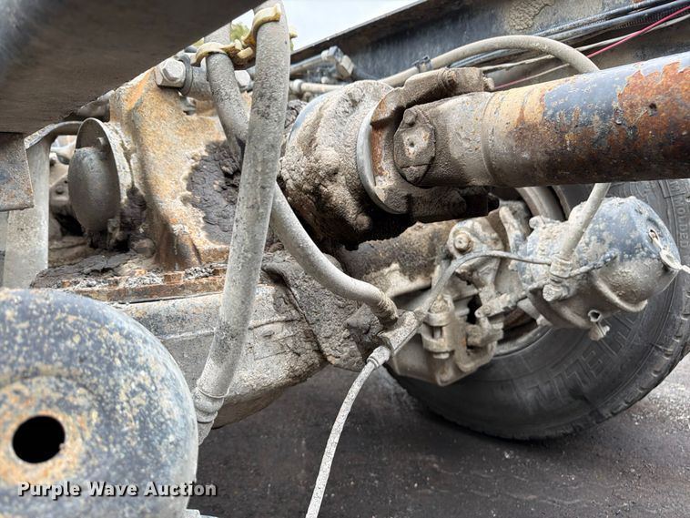 image for item FU4538 2002 Mack CV truck cab and chassis