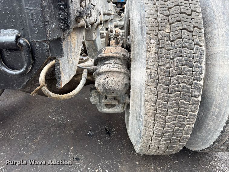 image for item FU4538 2002 Mack CV truck cab and chassis