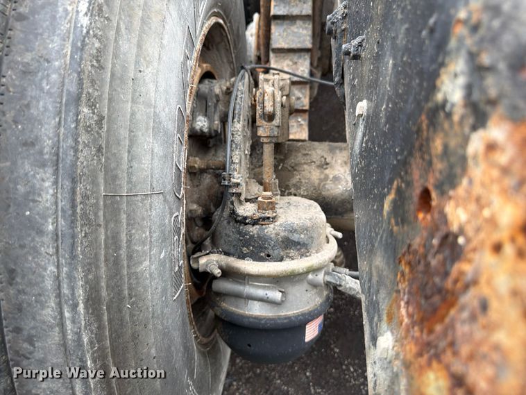 image for item FU4538 2002 Mack CV truck cab and chassis