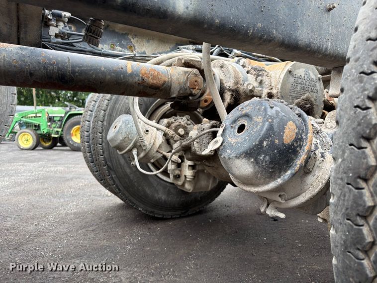image for item FU4538 2002 Mack CV truck cab and chassis