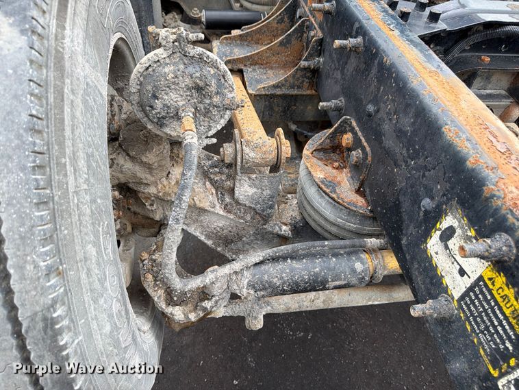 image for item FU4538 2002 Mack CV truck cab and chassis