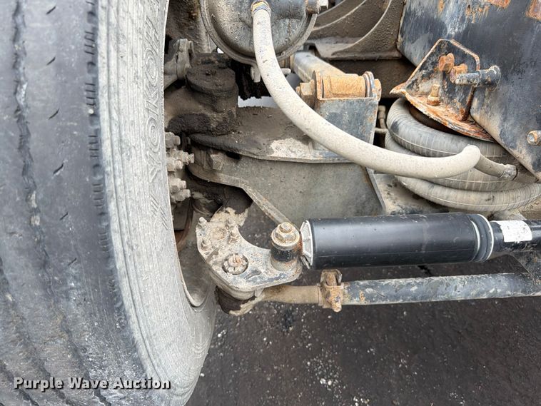 image for item FU4538 2002 Mack CV truck cab and chassis