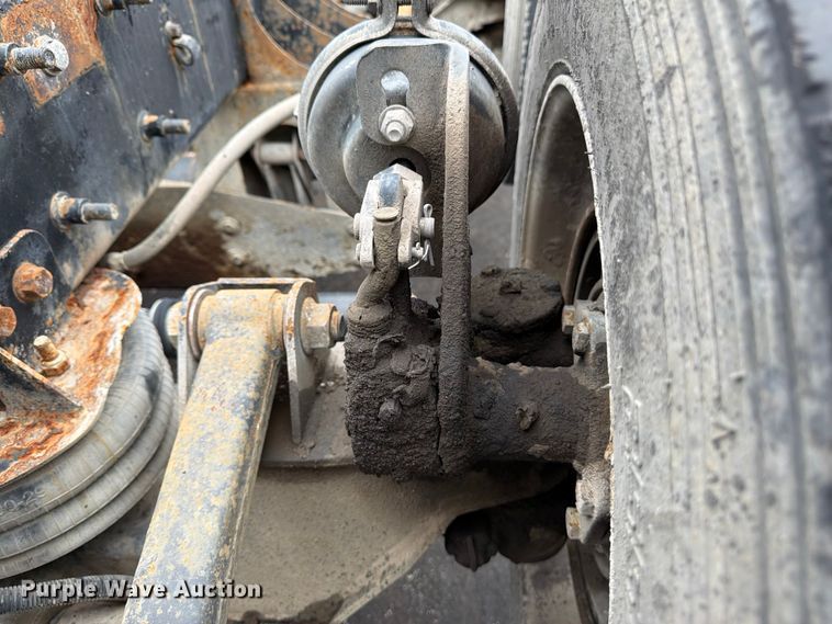 image for item FU4538 2002 Mack CV truck cab and chassis