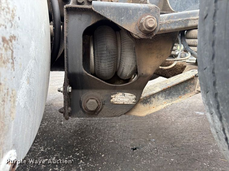 image for item FU4538 2002 Mack CV truck cab and chassis