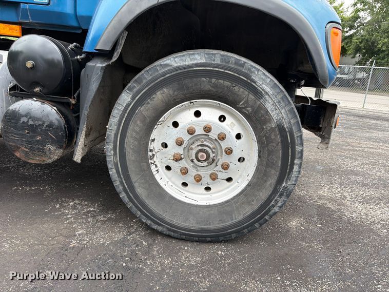 image for item FU4538 2002 Mack CV truck cab and chassis