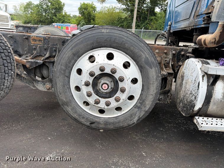 image for item FU4538 2002 Mack CV truck cab and chassis