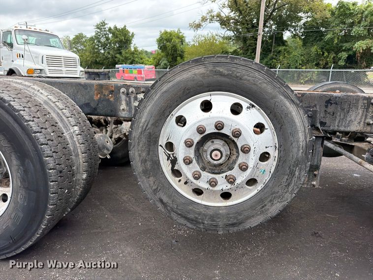 image for item FU4538 2002 Mack CV truck cab and chassis