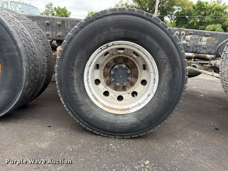 image for item FU4538 2002 Mack CV truck cab and chassis