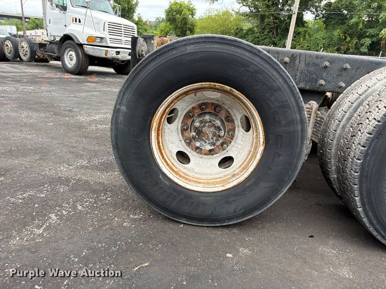 image for item FU4538 2002 Mack CV truck cab and chassis
