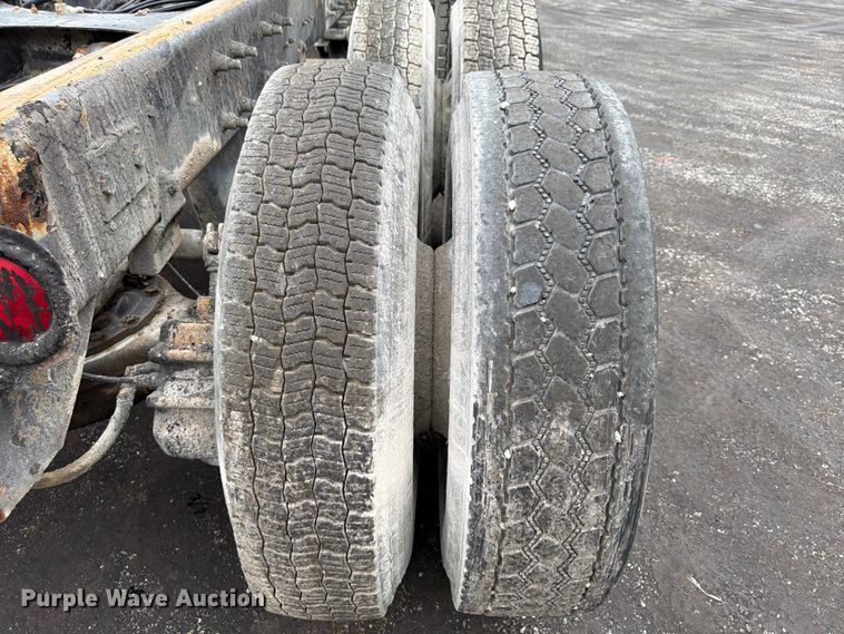 image for item FU4538 2002 Mack CV truck cab and chassis