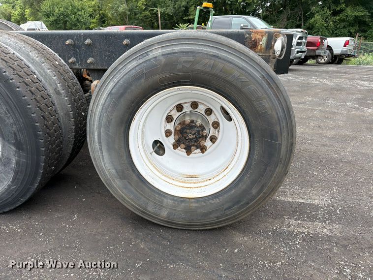 image for item FU4538 2002 Mack CV truck cab and chassis