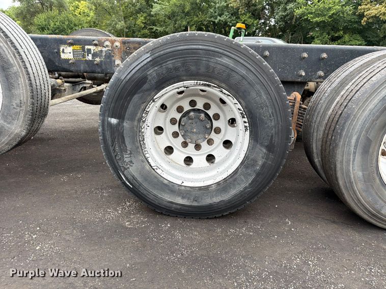 image for item FU4538 2002 Mack CV truck cab and chassis