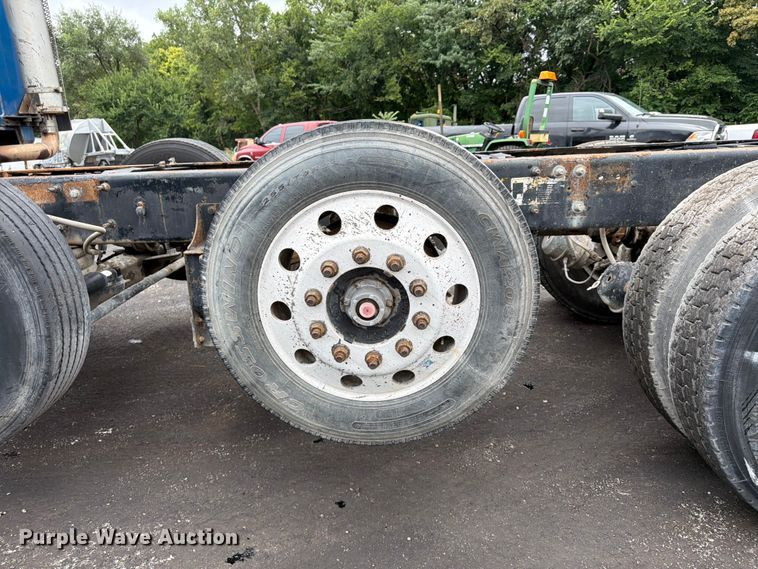 image for item FU4538 2002 Mack CV truck cab and chassis