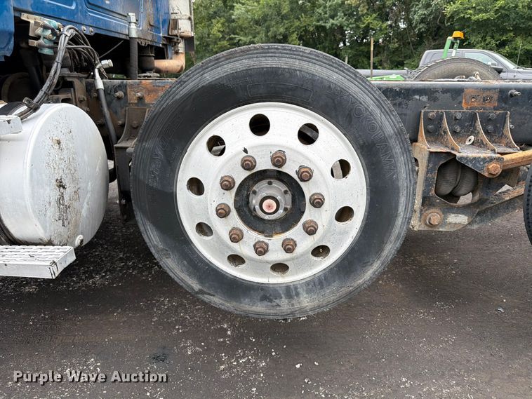 image for item FU4538 2002 Mack CV truck cab and chassis