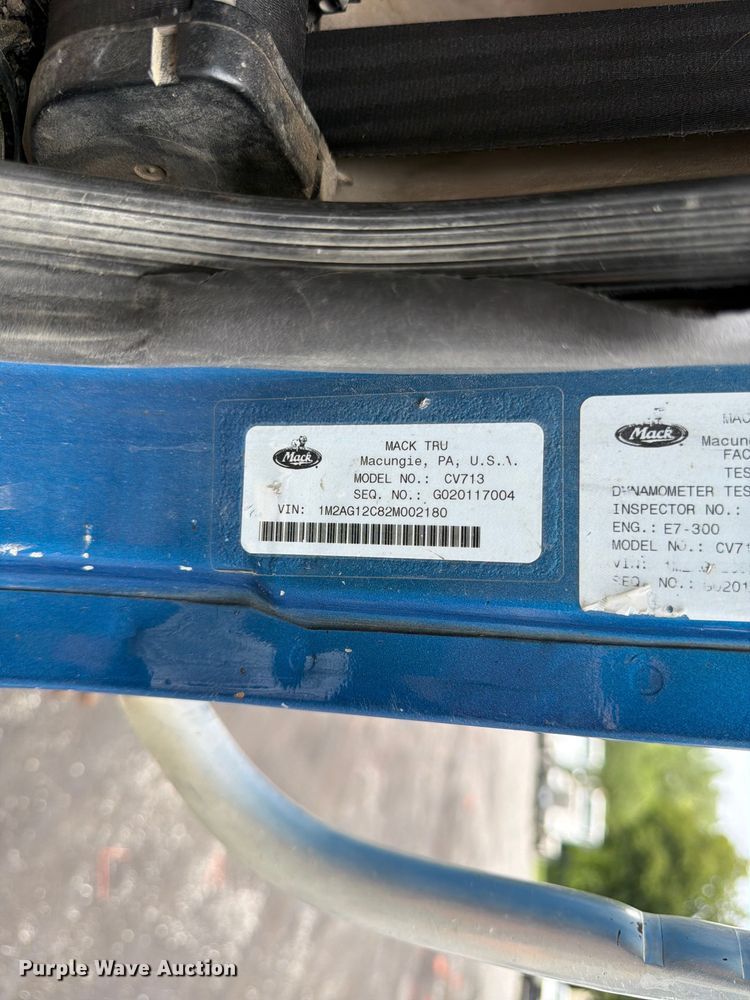 image for item FU4538 2002 Mack CV truck cab and chassis
