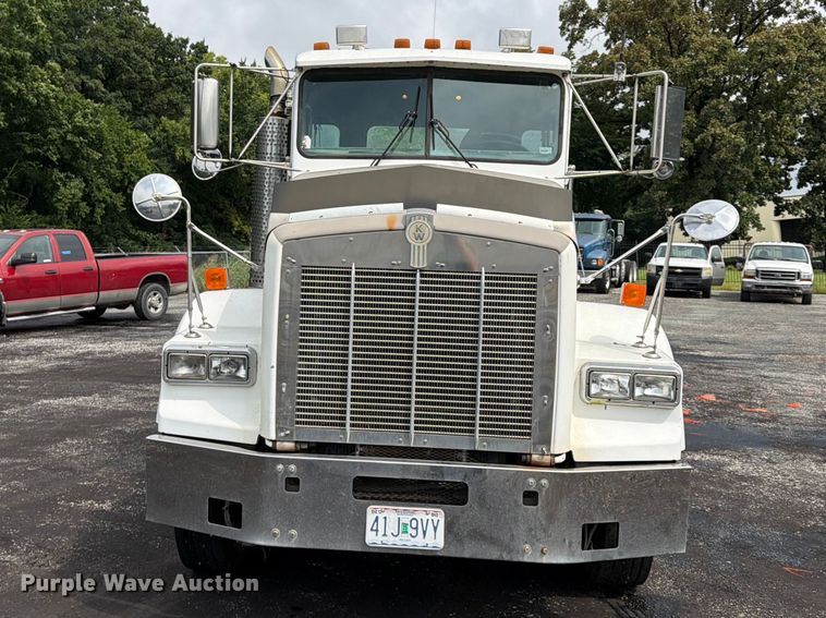image for item FU4539 1997 Kenworth T800 semi truck