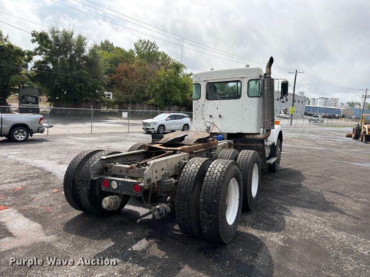 image for item FU4539 1997 Kenworth T800 semi truck