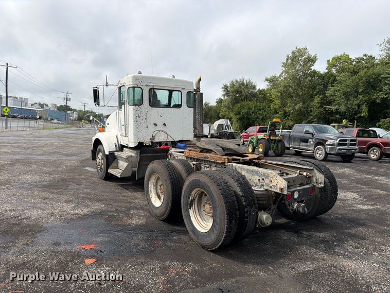 image for item FU4539 1997 Kenworth T800 semi truck