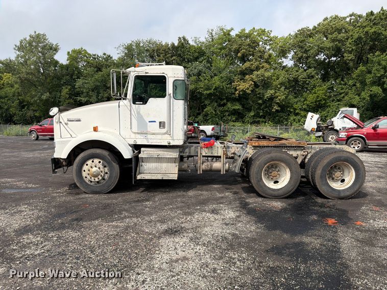 image for item FU4539 1997 Kenworth T800 semi truck