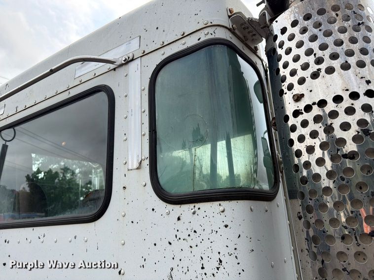 image for item FU4539 1997 Kenworth T800 semi truck