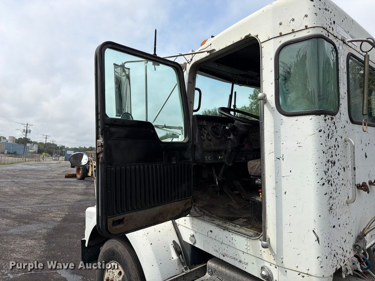 image for item FU4539 1997 Kenworth T800 semi truck