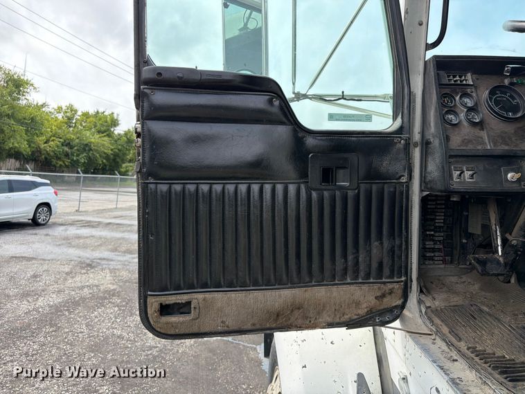 image for item FU4539 1997 Kenworth T800 semi truck