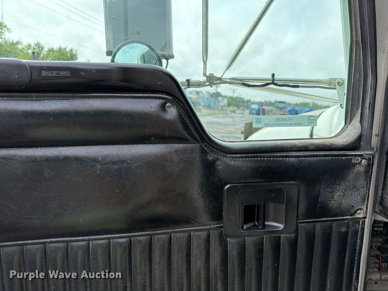 image for item FU4539 1997 Kenworth T800 semi truck