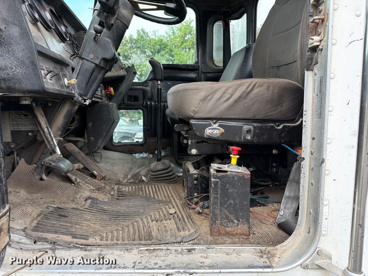 image for item FU4539 1997 Kenworth T800 semi truck