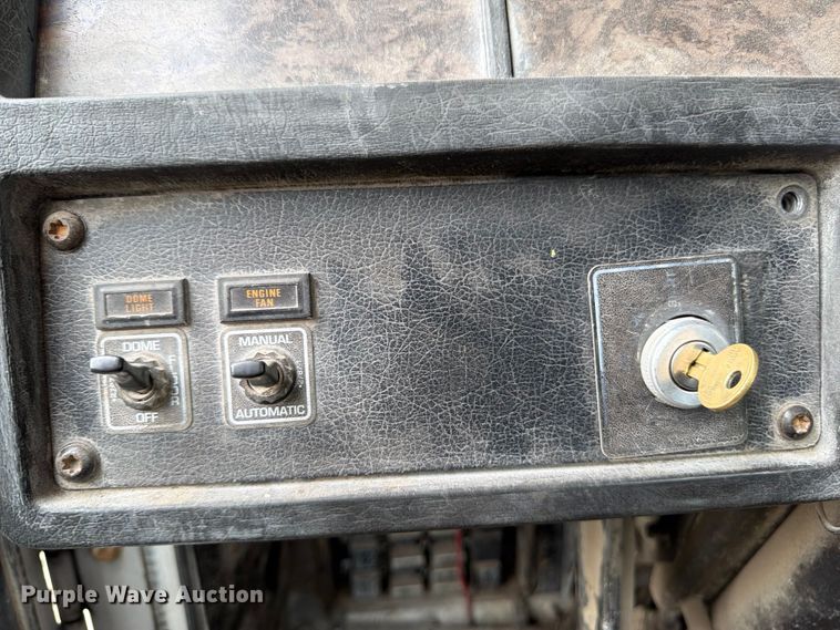 image for item FU4539 1997 Kenworth T800 semi truck