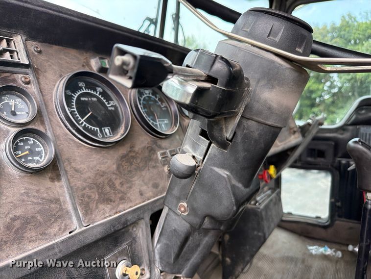 image for item FU4539 1997 Kenworth T800 semi truck