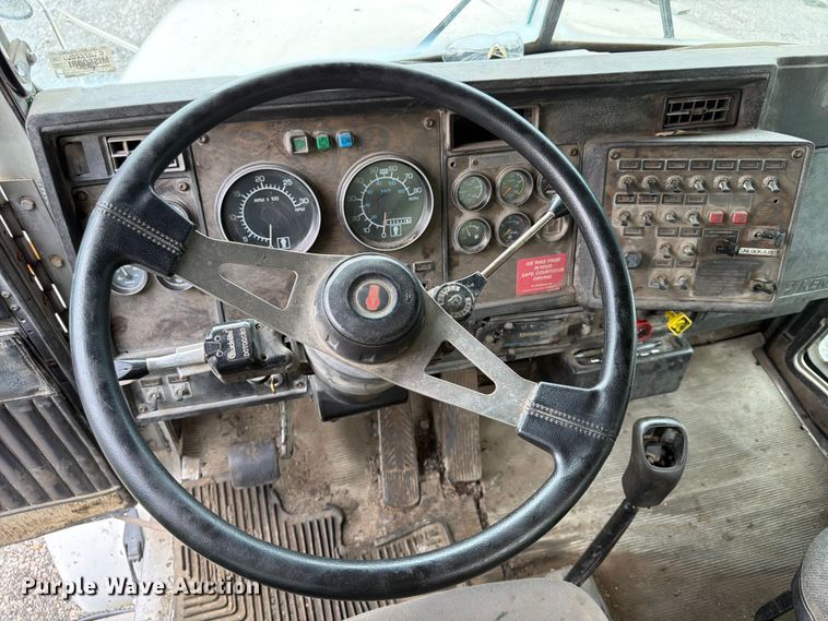 image for item FU4539 1997 Kenworth T800 semi truck