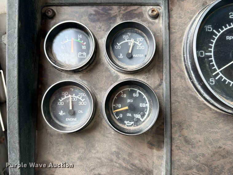 image for item FU4539 1997 Kenworth T800 semi truck