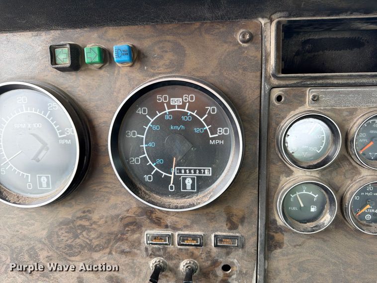 image for item FU4539 1997 Kenworth T800 semi truck