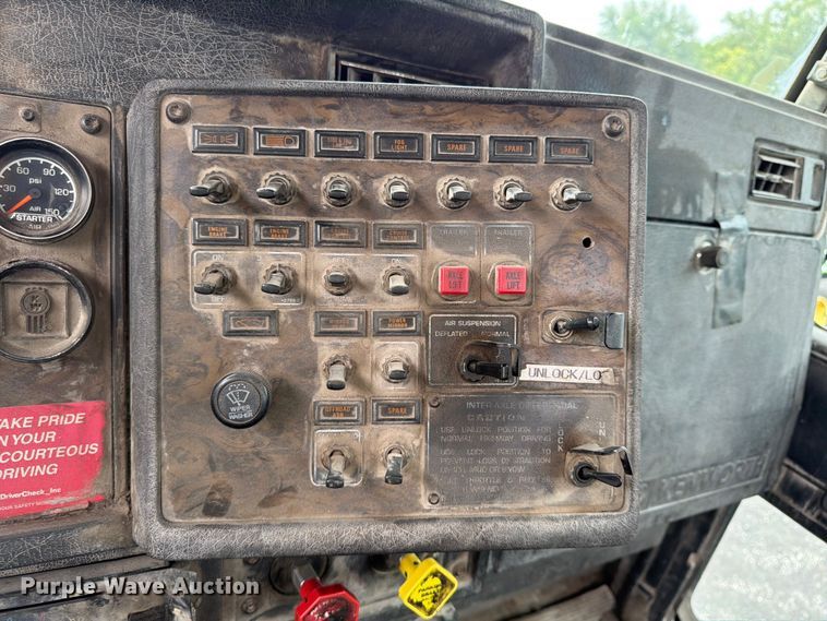 image for item FU4539 1997 Kenworth T800 semi truck
