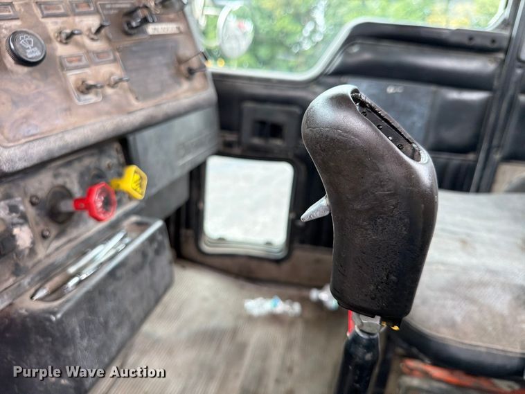 image for item FU4539 1997 Kenworth T800 semi truck