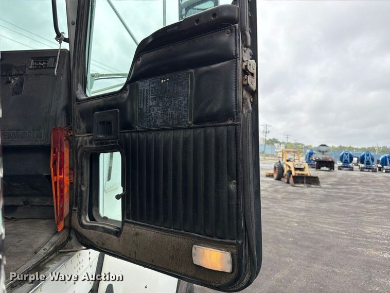 image for item FU4539 1997 Kenworth T800 semi truck