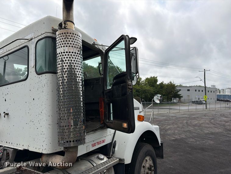 image for item FU4539 1997 Kenworth T800 semi truck