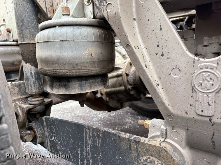 image for item FU4539 1997 Kenworth T800 semi truck