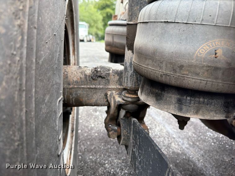 image for item FU4539 1997 Kenworth T800 semi truck