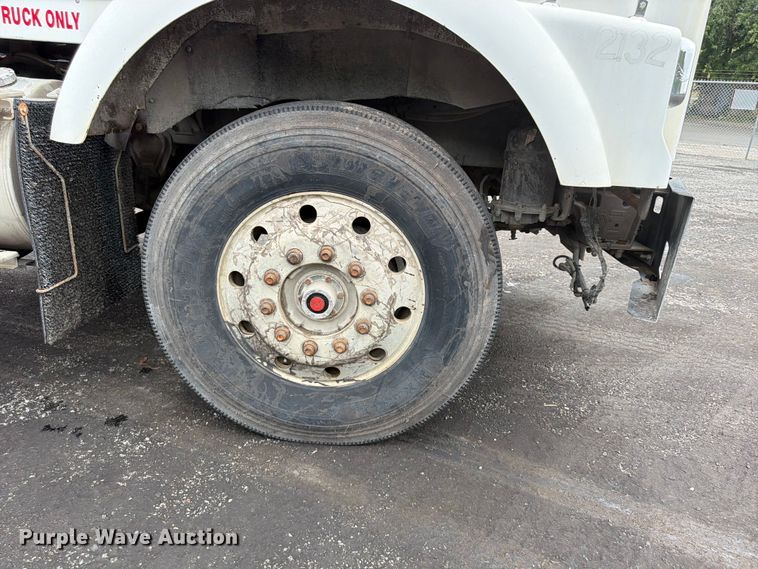 image for item FU4539 1997 Kenworth T800 semi truck