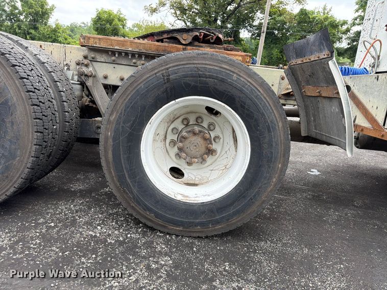 image for item FU4539 1997 Kenworth T800 semi truck