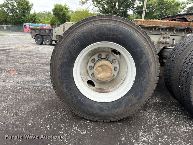 image for item FU4539 1997 Kenworth T800 semi truck