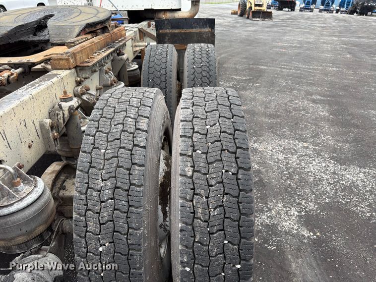 image for item FU4539 1997 Kenworth T800 semi truck