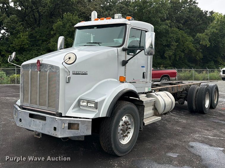 2010 Kenworth T800 truck cab and chassis