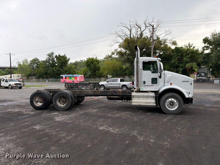 image for item FU4540 2010 Kenworth T800 truck cab and chassis