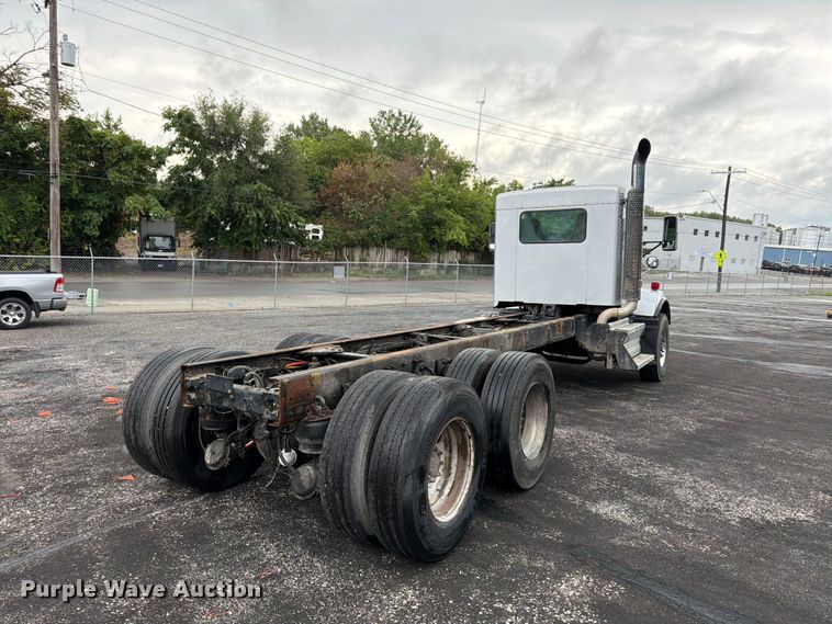 image for item FU4540 2010 Kenworth T800 truck cab and chassis