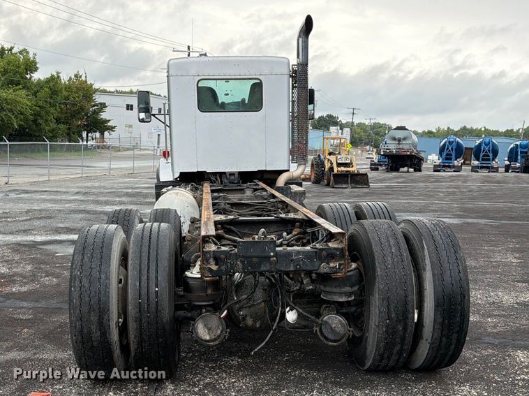 image for item FU4540 2010 Kenworth T800 truck cab and chassis