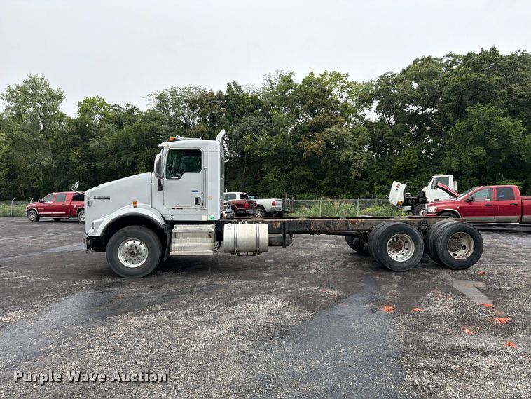 image for item FU4540 2010 Kenworth T800 truck cab and chassis