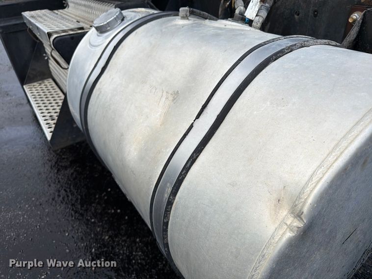 image for item FU4540 2010 Kenworth T800 truck cab and chassis