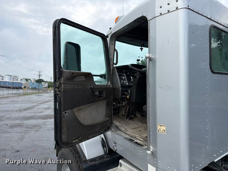 image for item FU4540 2010 Kenworth T800 truck cab and chassis